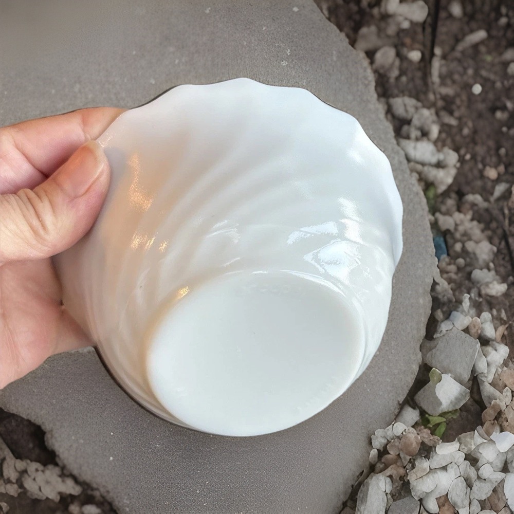 Vtg Arcopal 2‎ set France Milk Glass 6.25" Bowls Scalloped Swirl Elegant Durable